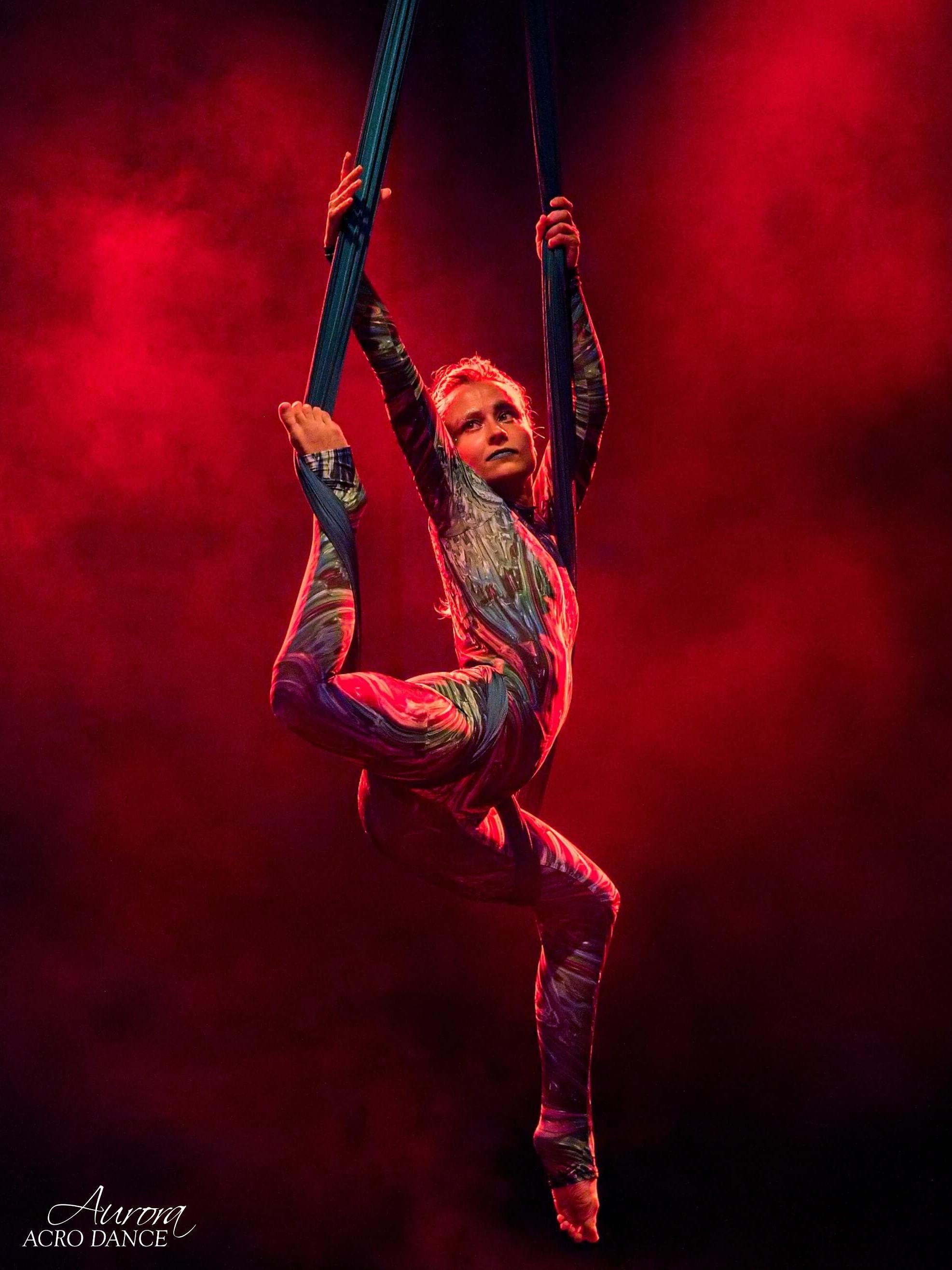 Akrobatické vystoupení - aerial hammock